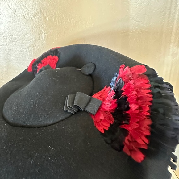SOPHISTICATED 1940\'s BLACK FELT WIDE FRINGED BRIM HAT + RED/BLACK FEATHER TRIM - main image 9